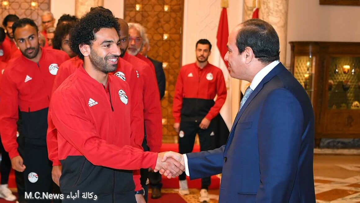 الرئيس السيسي أثناء إستقبال بعثة المنتخب الوطنى