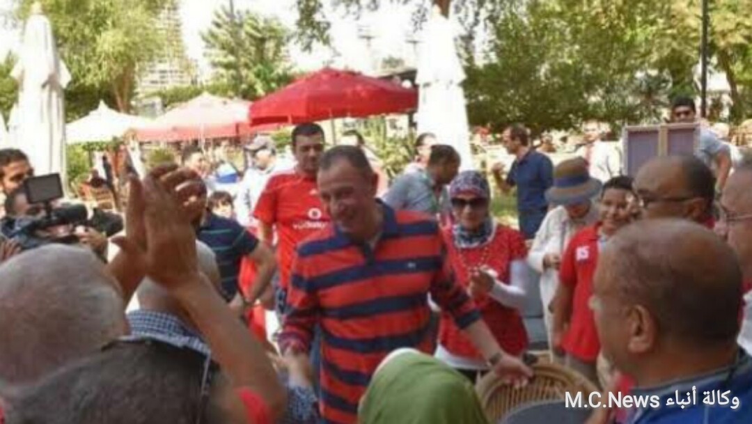 الكابتن محمود الخطيب وسط اعضاء النادي الأهلي