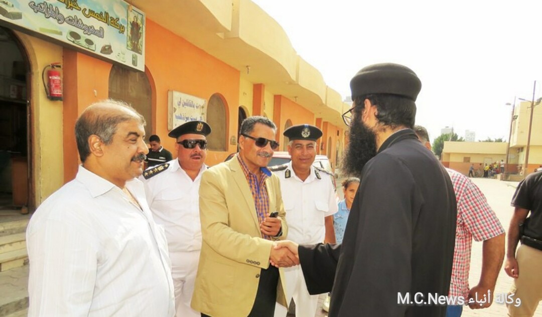 اللواء محمد على حسين اثناء تفقد الخدمات الأمنية بأحد الكنائس