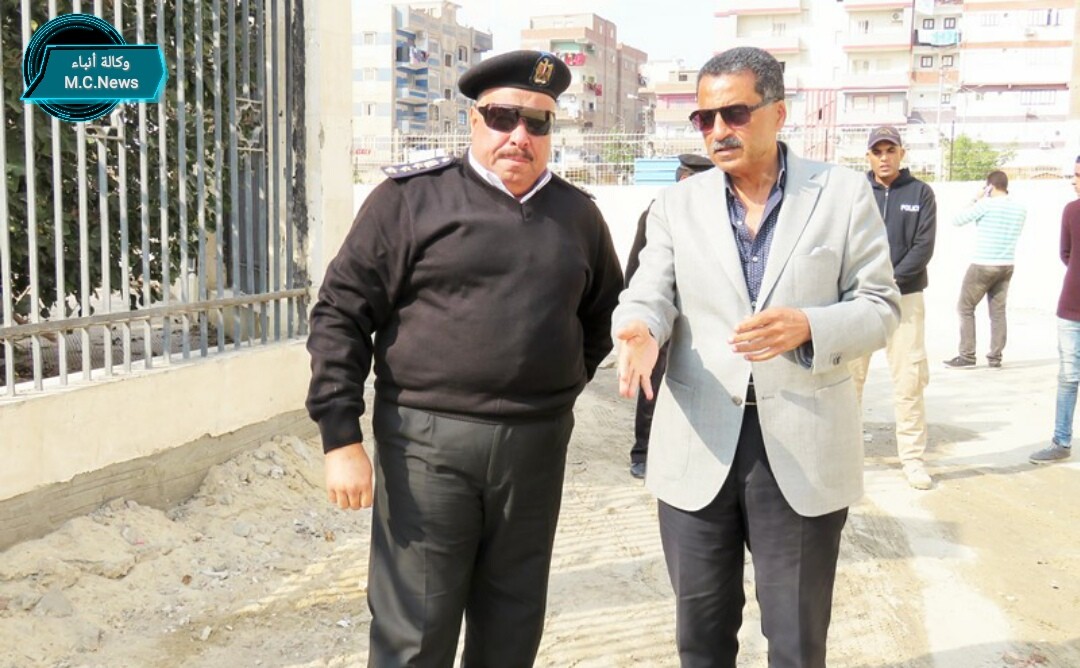 مدير الأمن أثناء تفقد محيط قسم شرطة ثانٍ