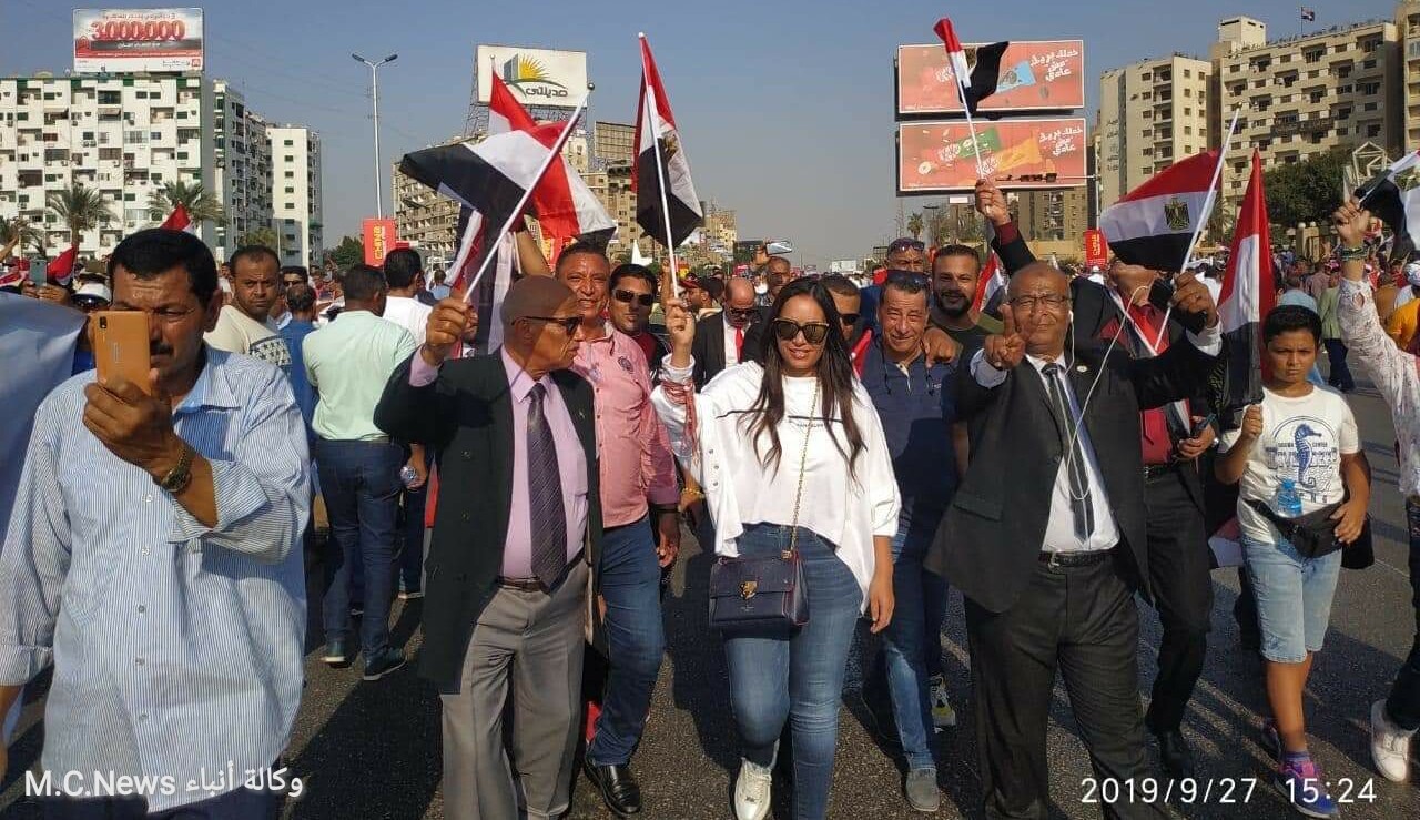 النائبة سعاد المصري بالصفوف الأمامية بمسيرة دعم الرئيس ببورسعيد