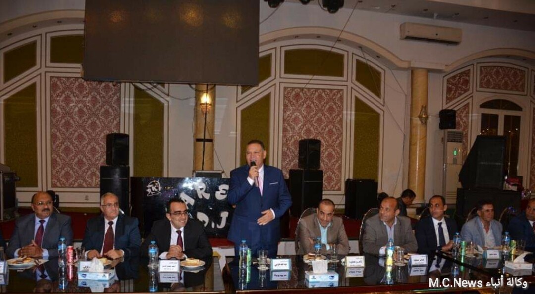 لحظة تكريم السكرتير العام لمحافظة الإسماعيلية بمناسبة بلوغه سن المعاش